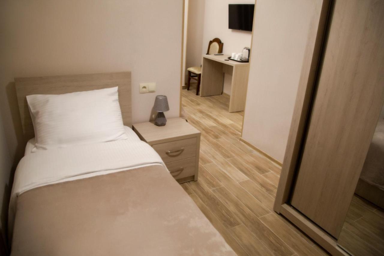 Hotel Triston Tbilisi Esterno foto